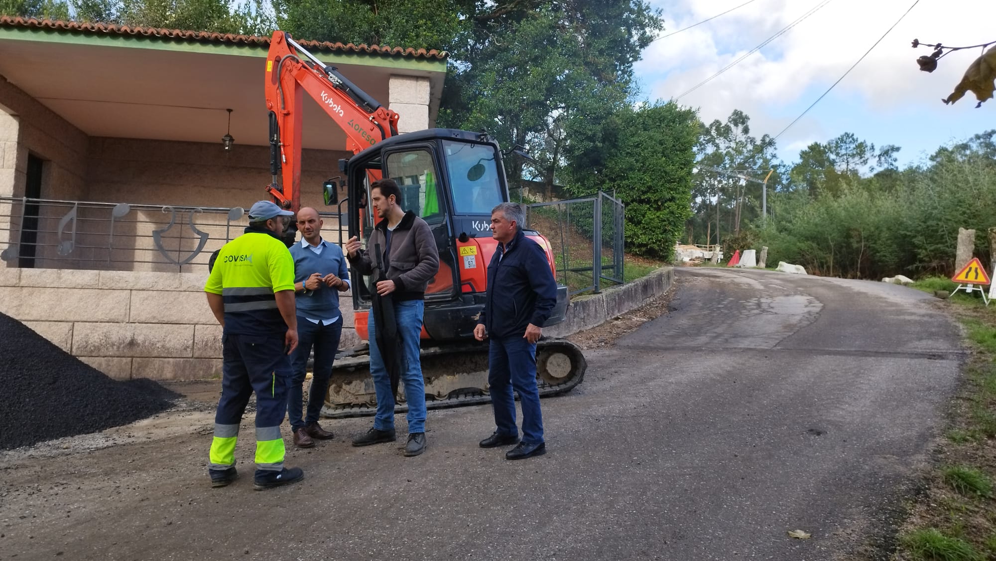 Obras de mellora dun camiño en Carracido