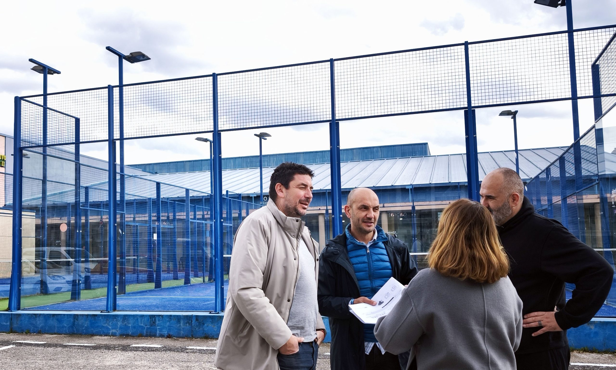 O complexo deportivo do Porriño contará con cuberta para as pistas de pádel e novos espazos axardinados