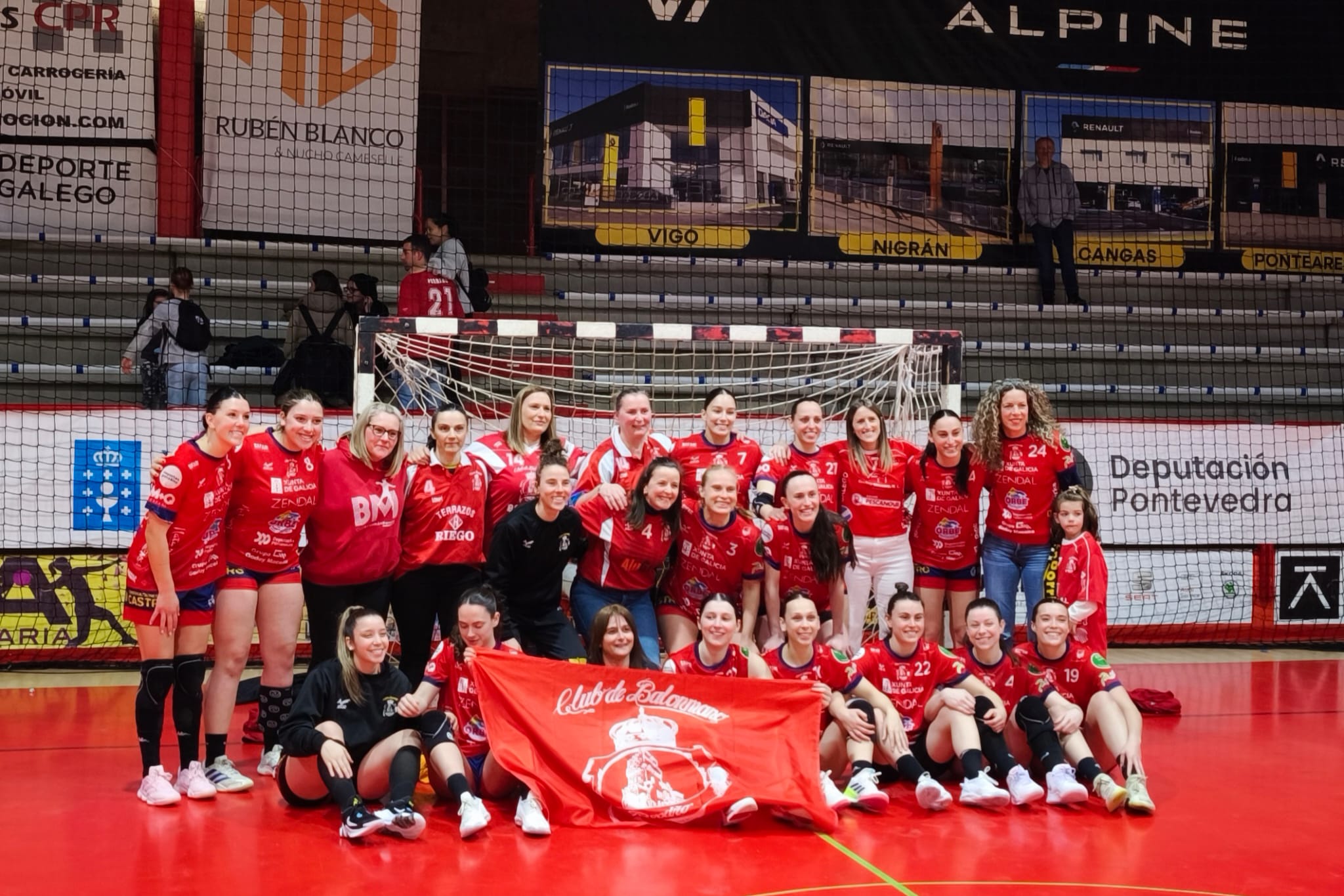 O BM Porriño gaña en casa a ida da semifinal europea contra o HAZENA KYNZVART