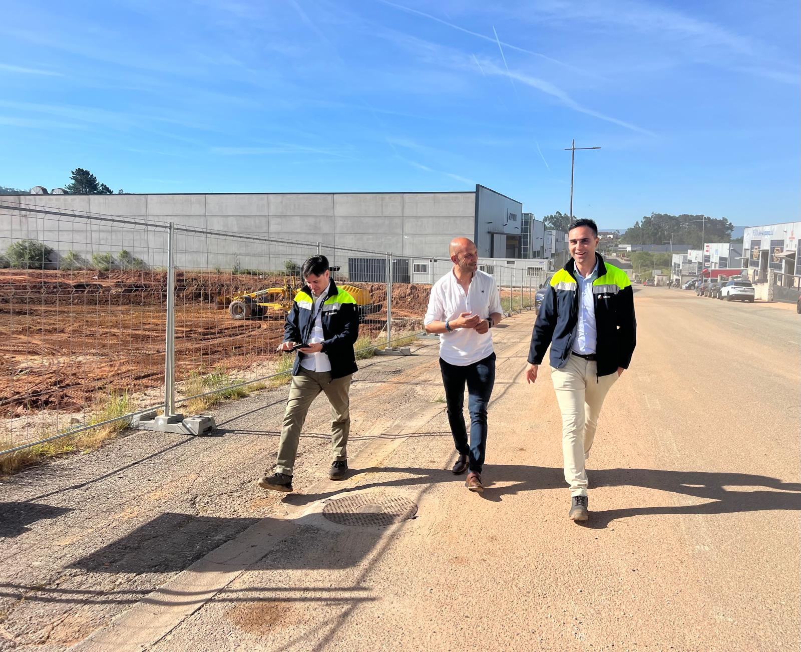 O alcalde do Porriño visita as obras da nova planta de Ganain no polígono PPI-7