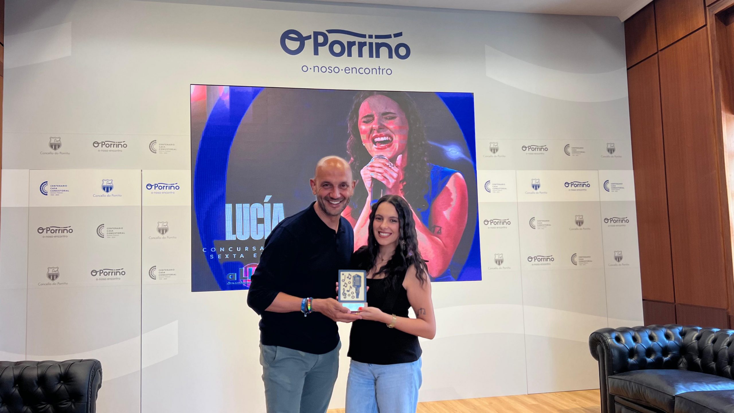 O Concello do Porriño homenaxea a Lucía Samoelle, talento local e estrela en ascenso da música galega