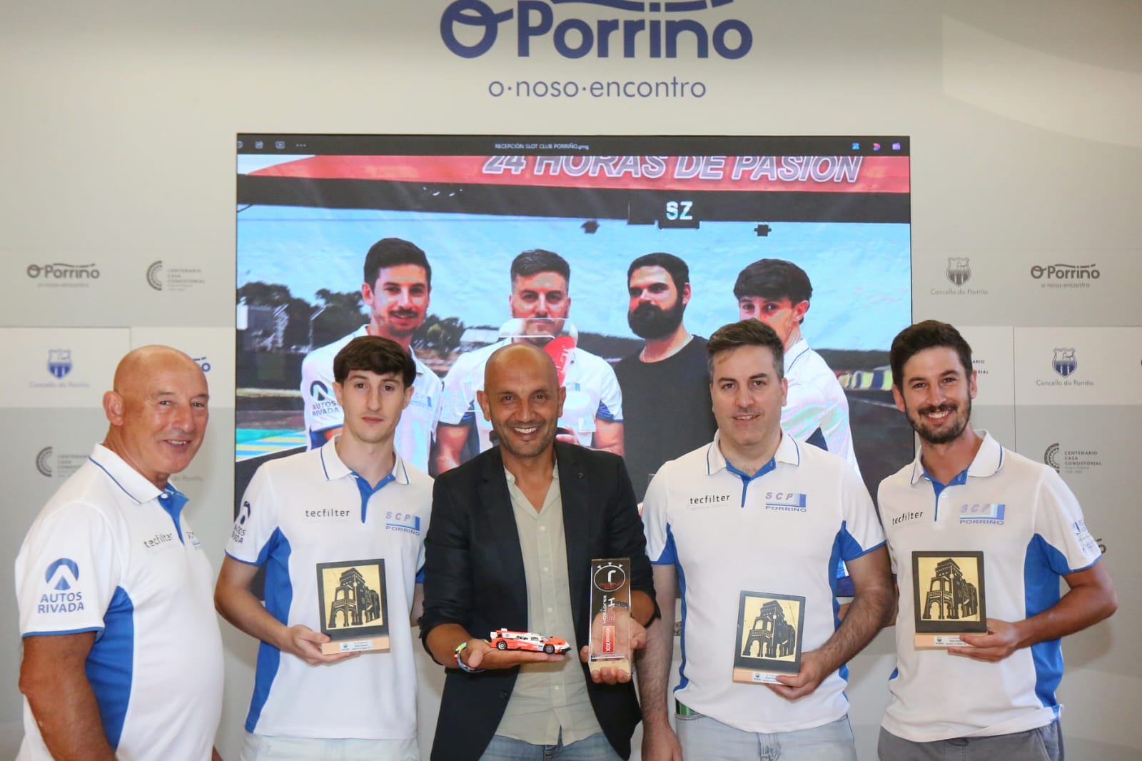 O Concello do Porriño recibe ao Slot Club Porriño tras revalidar o título na Masterslot, a carreira de 24 horas máis importante do Scalextric en España