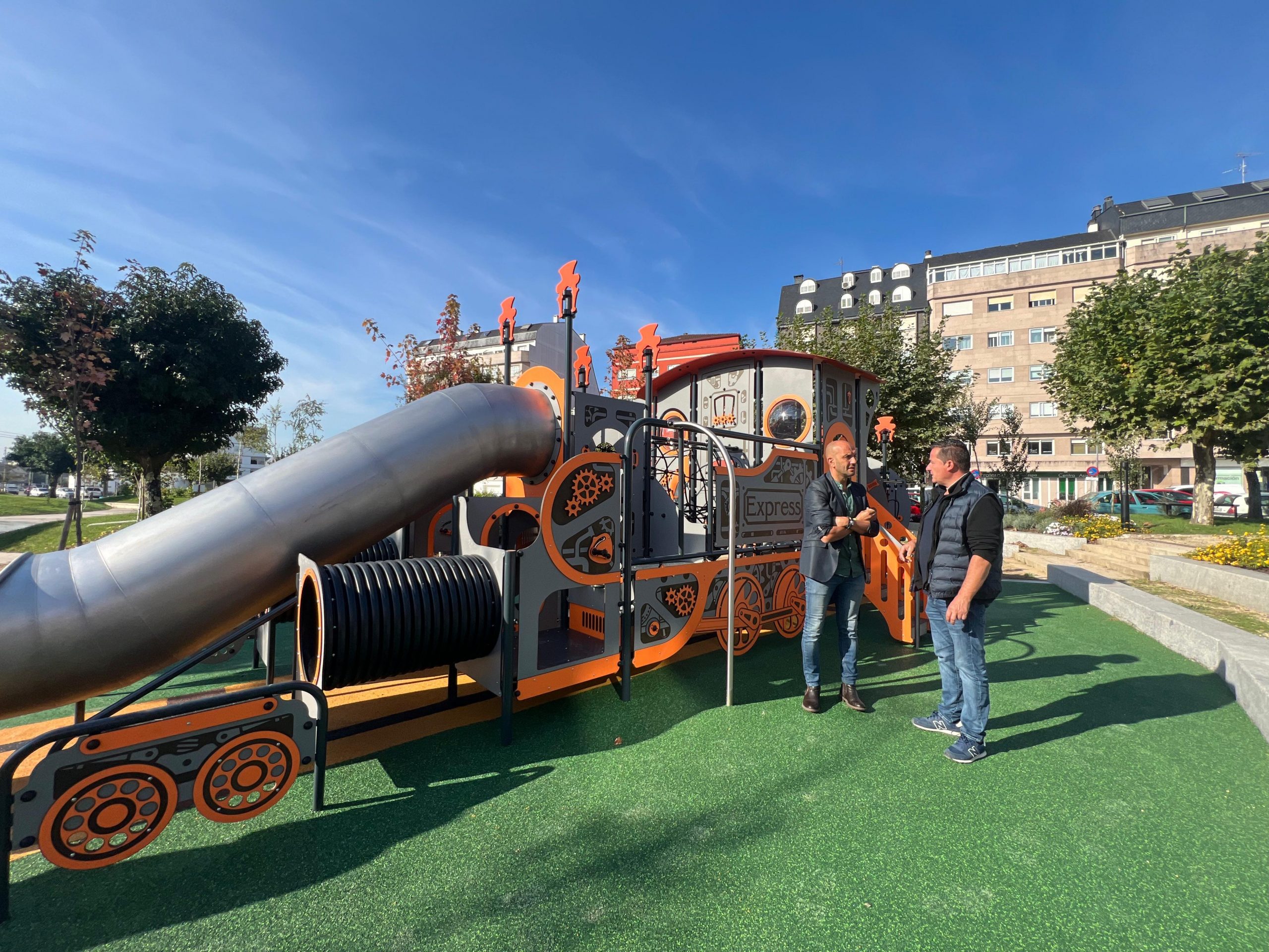 O Concello abre ao público o novo tren de xogo infantil e proxecta ampliar a zona verde con máis servizos