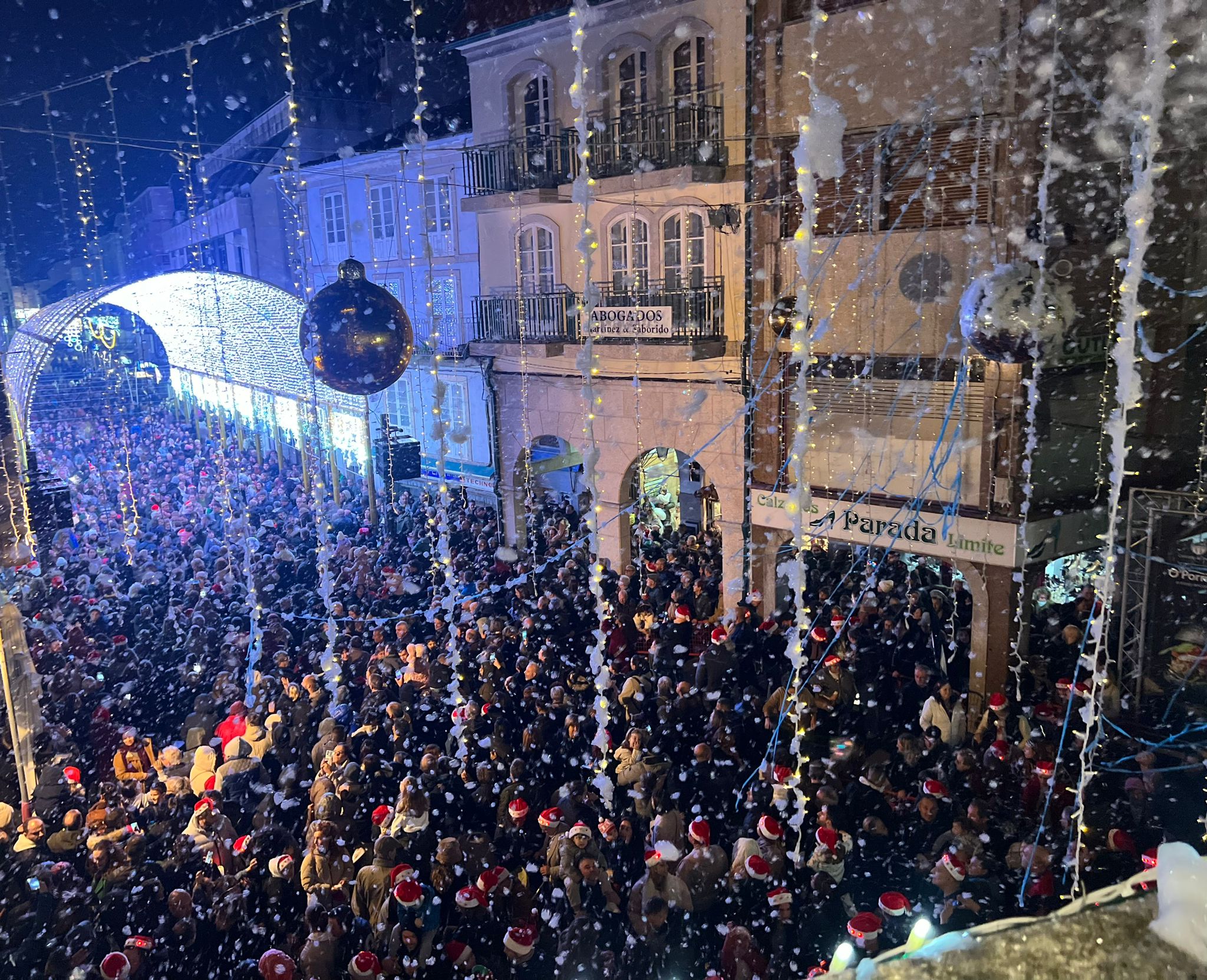 O Porriño acende o Nadal cunha festa multitudinaria con neve, confeti, chocolate e moita música