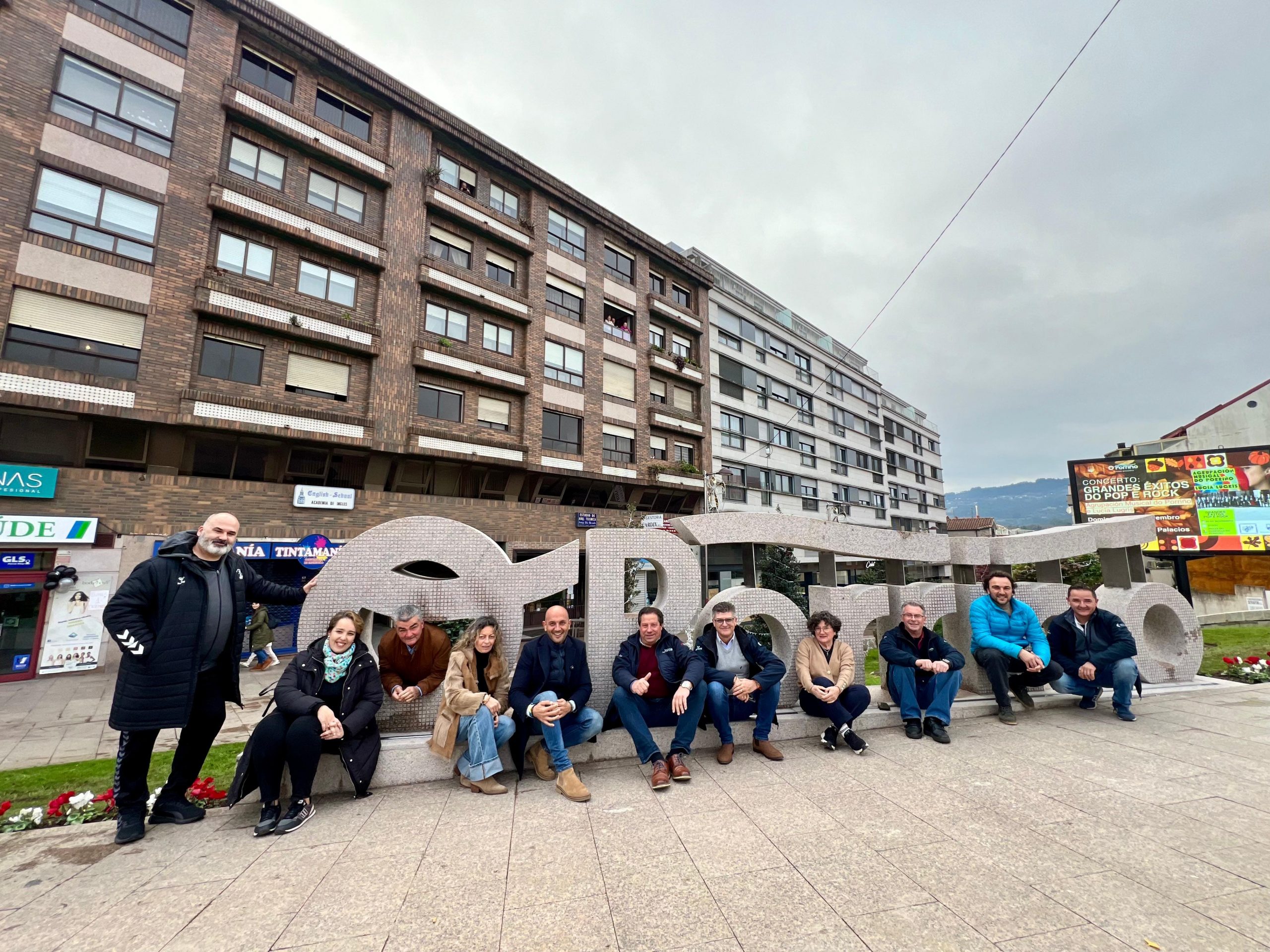 A capital da Louriña estrea as súas impoñentes letras de granito Rosa Porriño coincidindo co acendido do Nadal