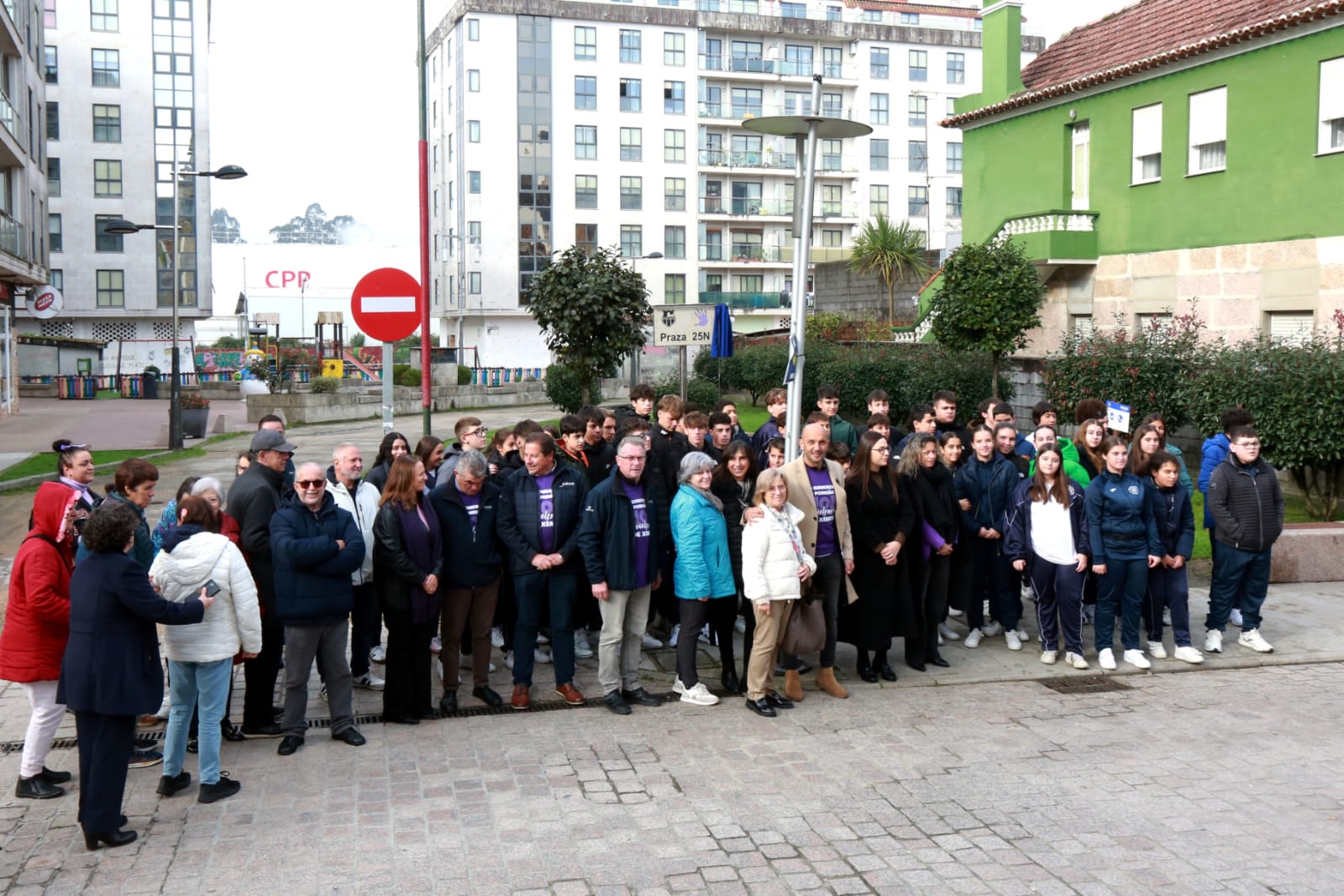 O Porriño inaugura a Praza 25N nun acto cheo de memoria e compromiso contra a violencia machista