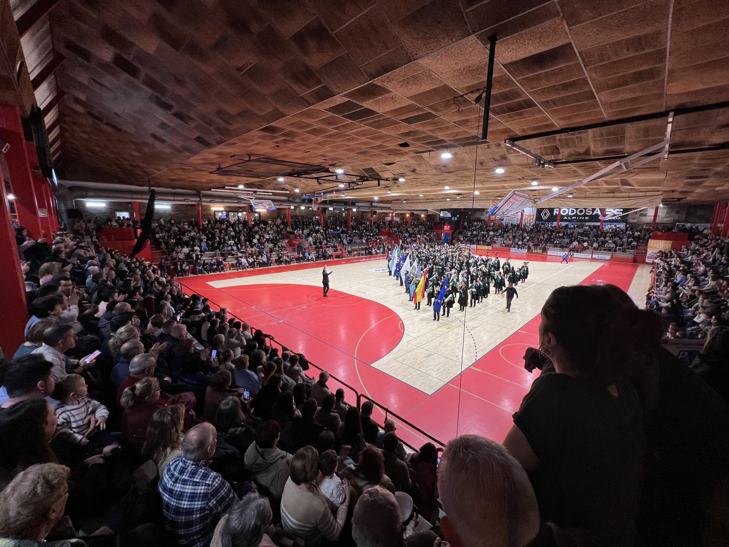 O Certame de Rondallas do Porriño encheu o pavillón municipal ata completar aforo