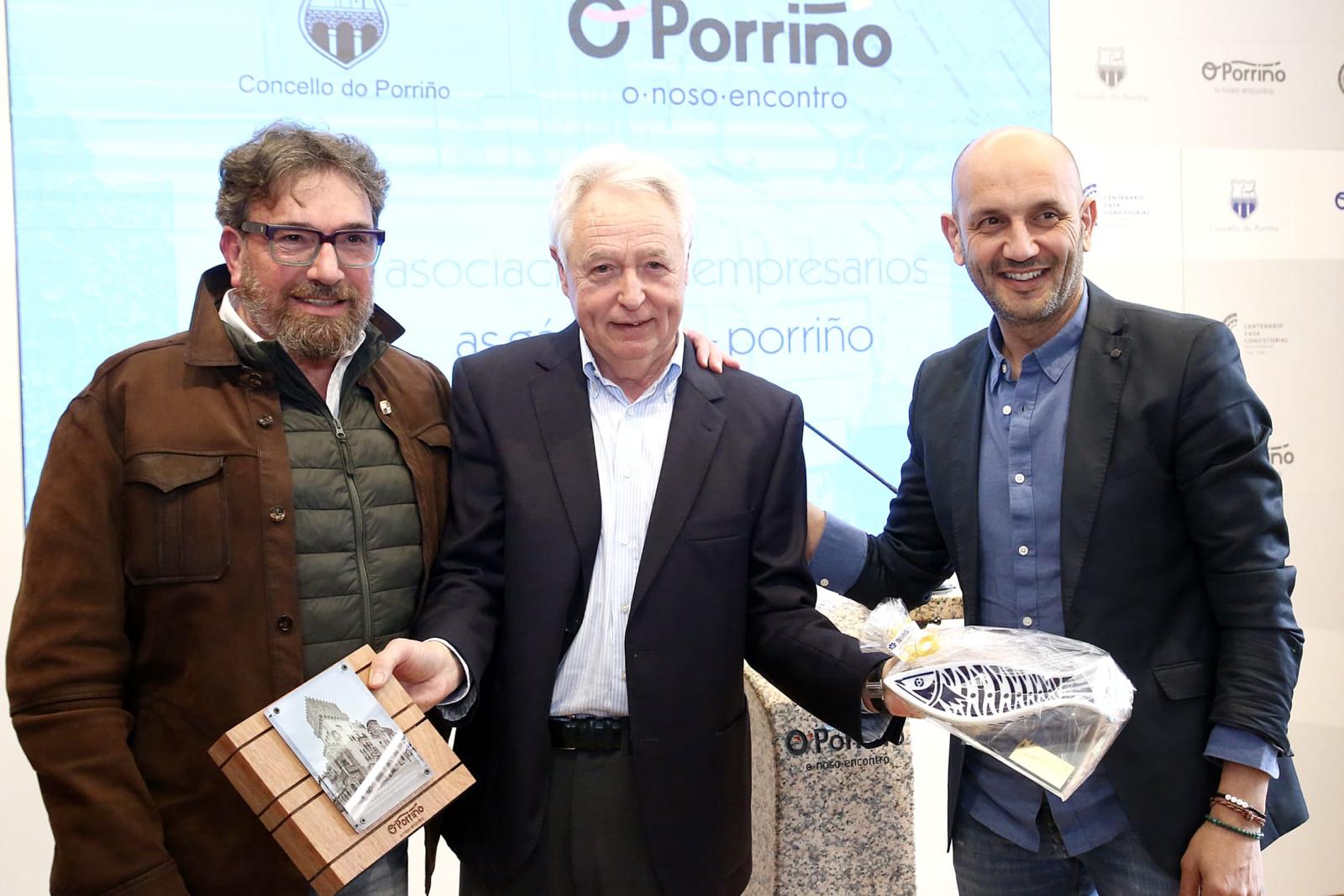 <a class="amazingslider-posttitle-link" href="https://oporrino.org/o-porrino-rende-unha-homenaxe-a-santiago-gomara/" target="_self">O Porriño rende unha homenaxe a Santiago Gómara</a> O Porriño rende unha homenaxe a Santiago Gómara