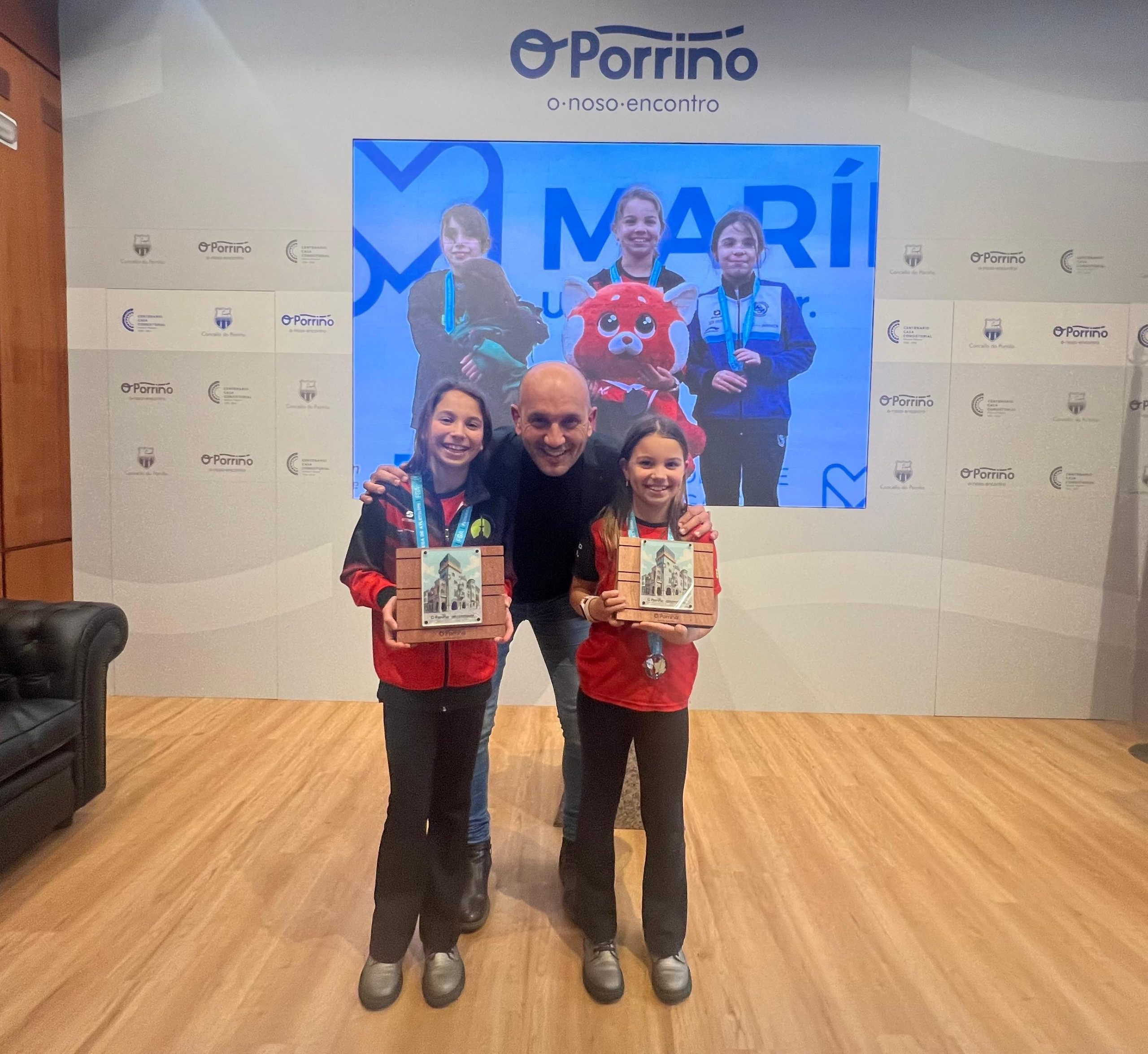O Concello do Porriño recibe ás irmás Sabela e Ainara Gándara, campioas galegas de Marcha en Ruta