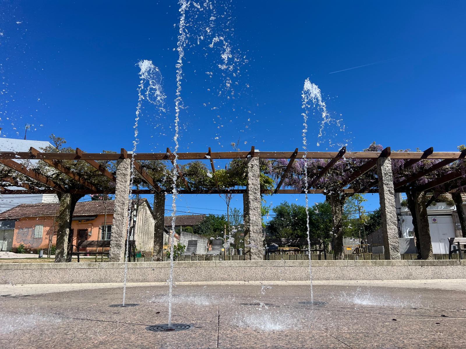 O Parque da Feira ten activos os chorros de auga para que a cativada disfrute da Semana Santa